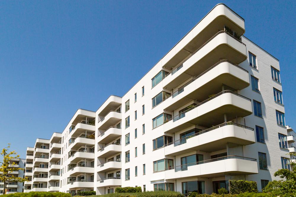A new, 395-unit private condo building could be created from Lakeside Towers